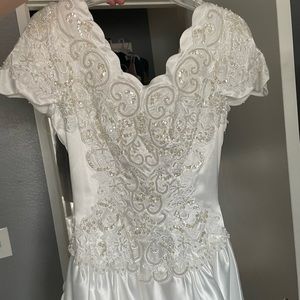 New, never worn wedding dress size 8